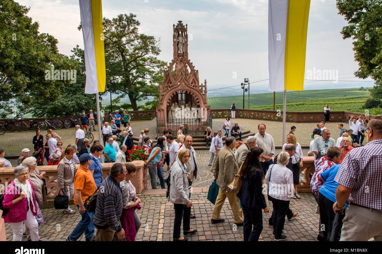bingen-rochusfest-pilgrim-worship-at-the-park-at-the-rochus-chapel-M1BN8X