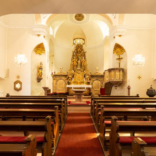 Kirchenbänke, Altar und vergoldeter Hochaltar
