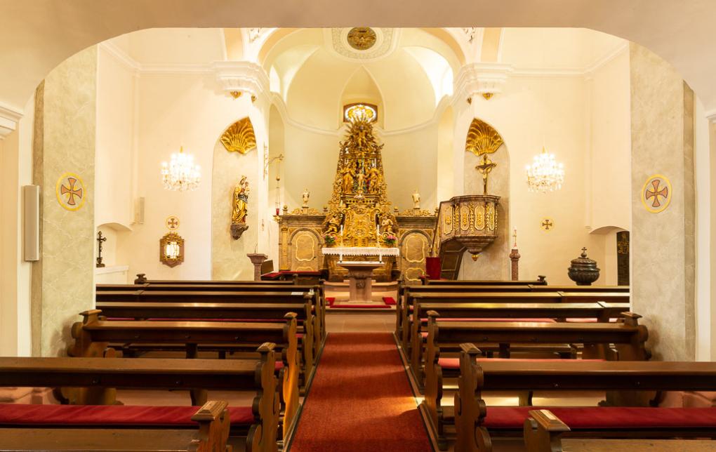Kirchenbänke, Altar und vergoldeter Hochaltar