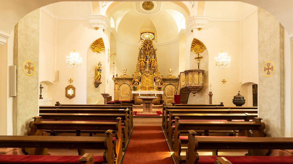 Kirchenbänke, Altar und vergoldeter Hochaltar