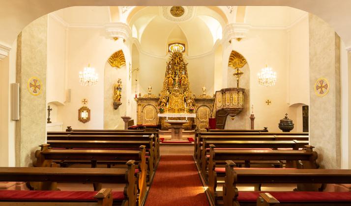Kirchenbänke, Altar und vergoldeter Hochaltar