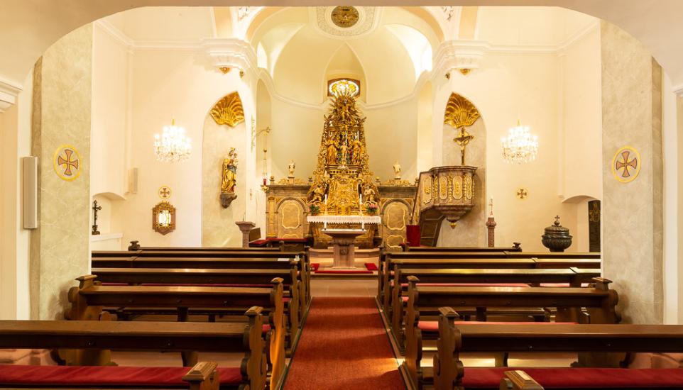 Kirchenbänke, Altar und vergoldeter Hochaltar