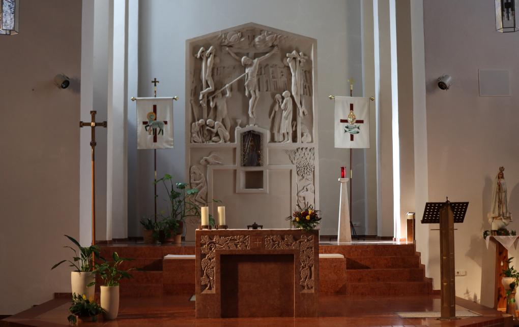 Altar, Ambo, Kreuz, Fahnen, Hochaltar mit Kreuzigungsszene und Lanze des Soldaten