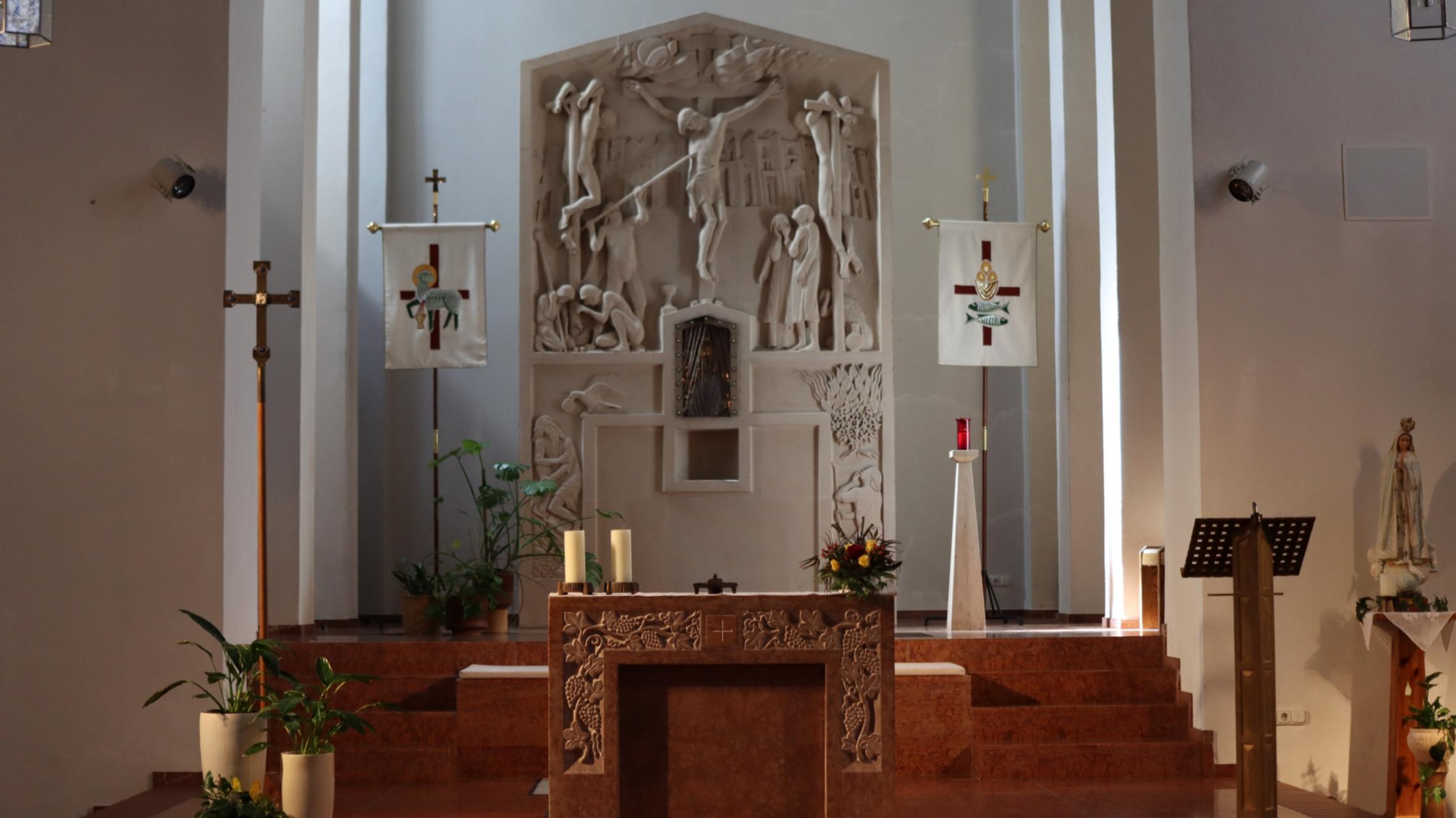 Altar, Ambo, Kreuz, Fahnen, Hochaltar mit Kreuzigungsszene und Lanze des Soldaten