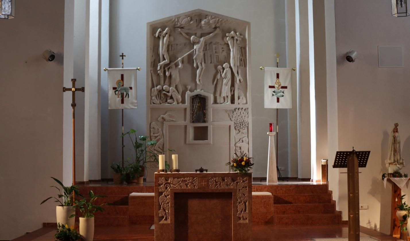 Altar, Ambo, Kreuz, Fahnen, Hochaltar mit Kreuzigungsszene und Lanze des Soldaten