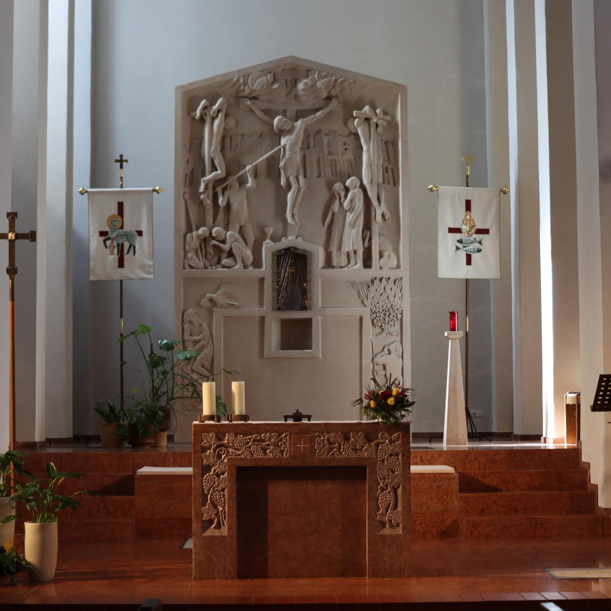 Altar, Ambo, Kreuz, Fahnen, Hochaltar mit Kreuzigungsszene und Lanze des Soldaten