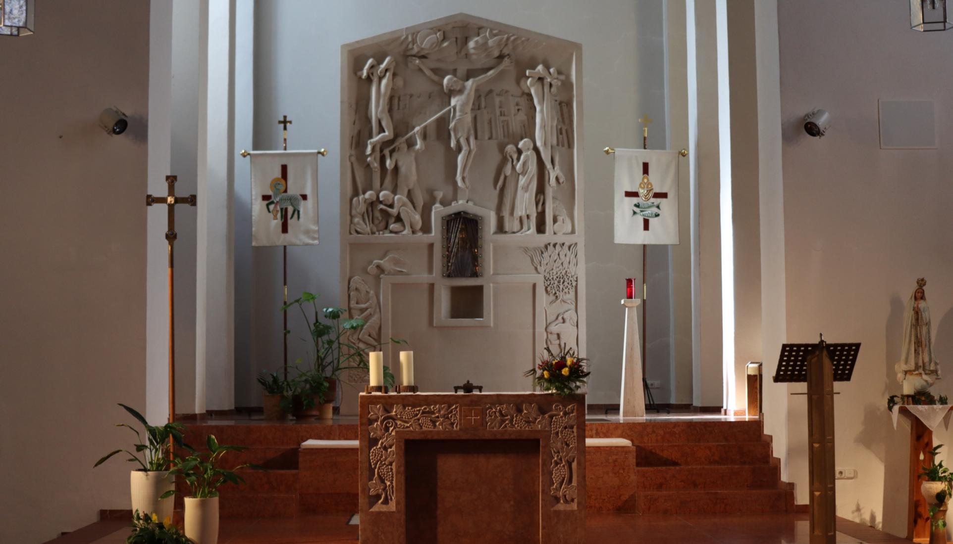 Altar, Ambo, Kreuz, Fahnen, Hochaltar mit Kreuzigungsszene und Lanze des Soldaten