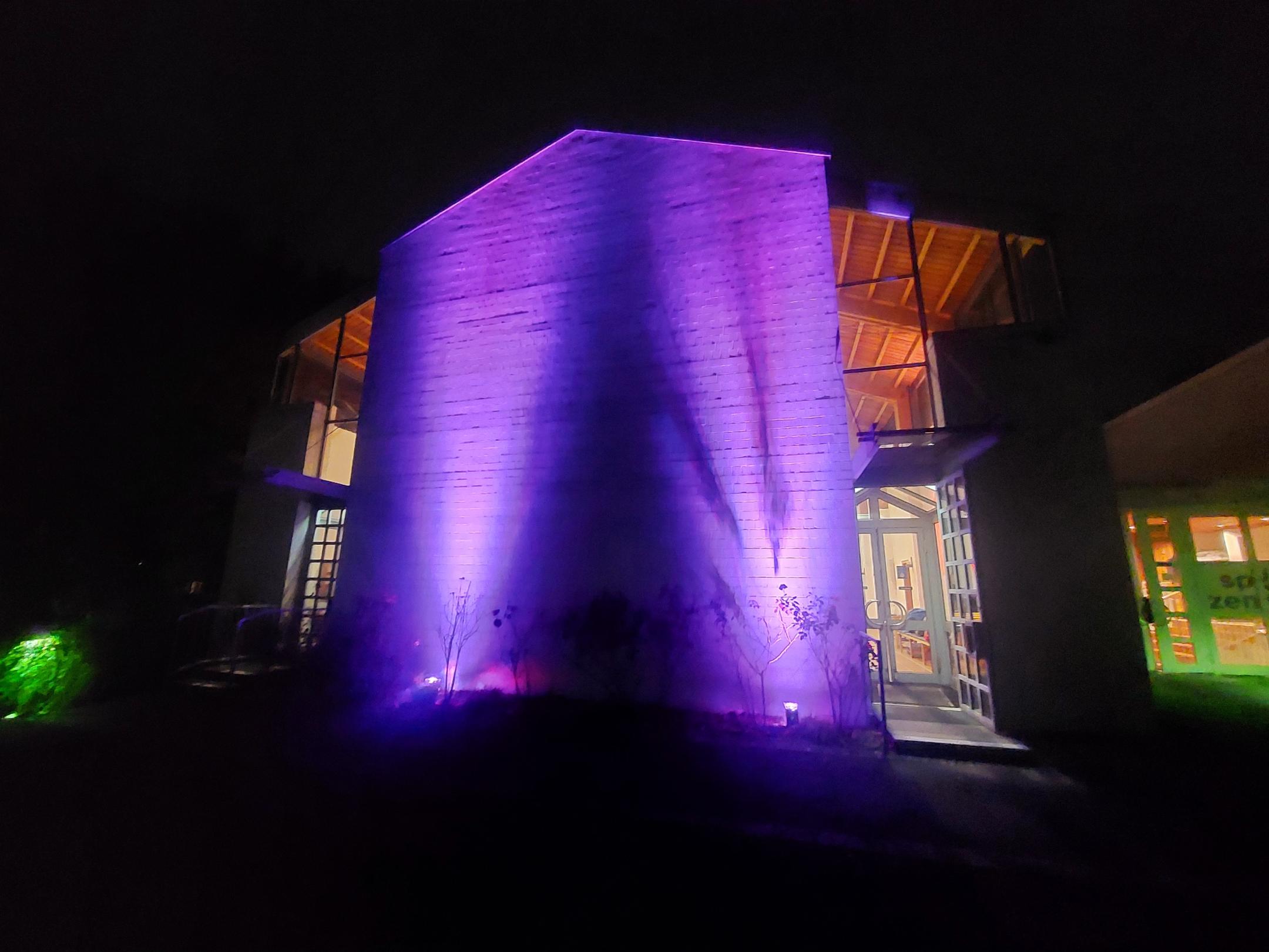 Einladende Atmosphäre Violett beleuchtete Eingangswand der Kirche St. Elisabeth