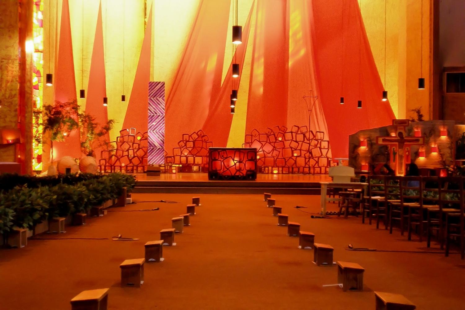 Innenraum der Kirche in Taizé - 10975_p3310013_by_bistum_luxemburg_pfarrbriefservice