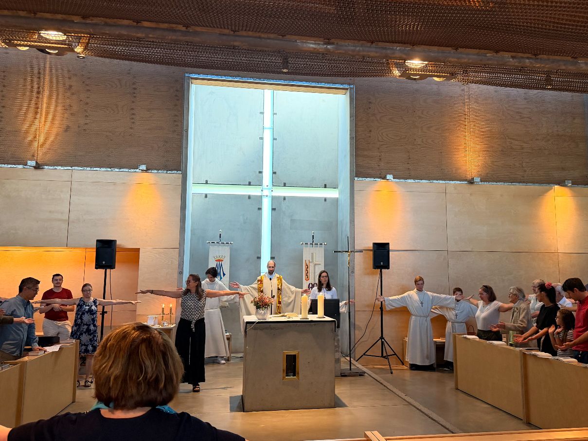 Kirchweifest Nieder-Erlenbach Pfarrer, Messdiener und Gläubige stehen um den Altar und reichen sich die Hände