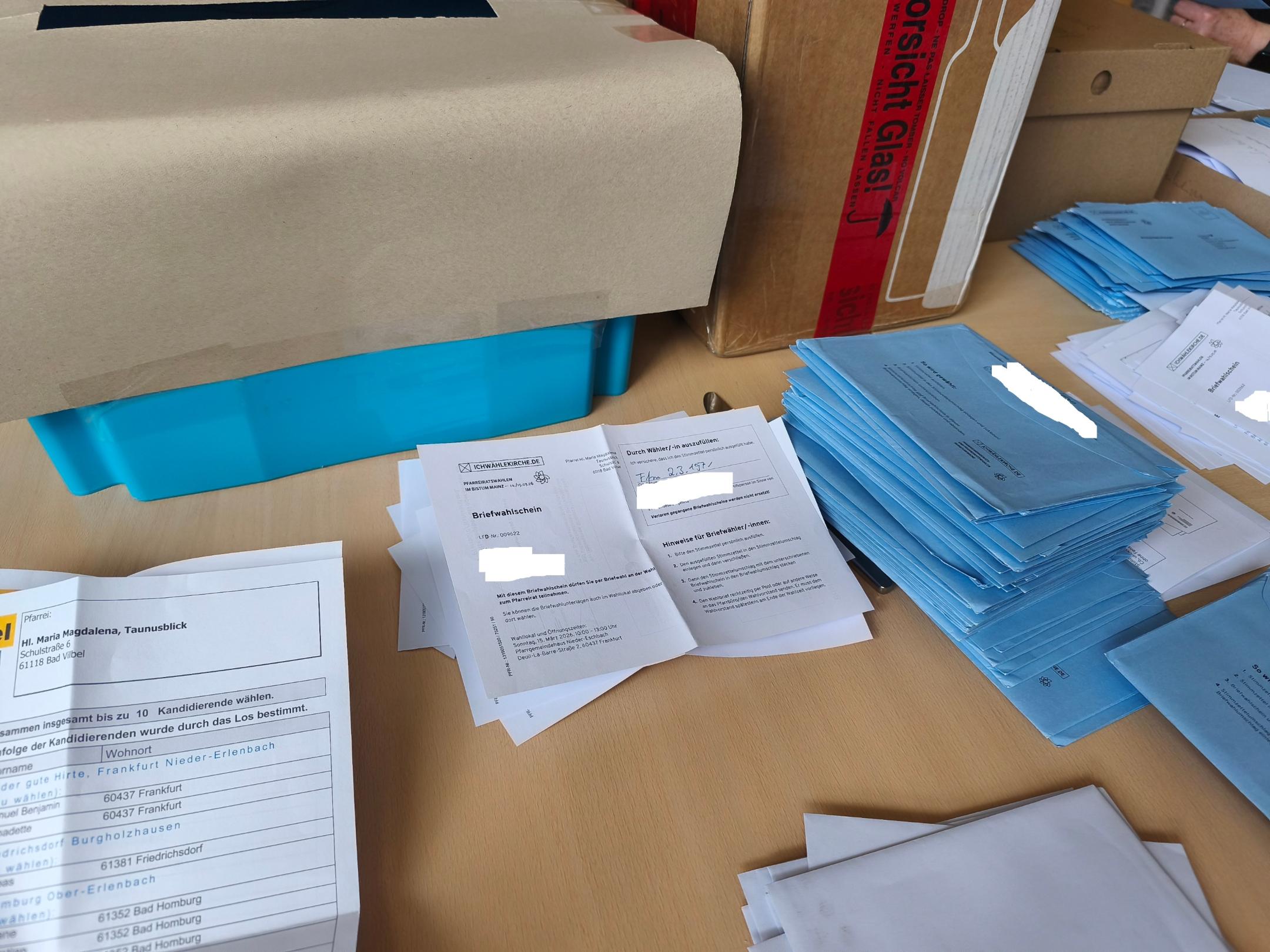 Wahlunterlagen bei der Auszählung