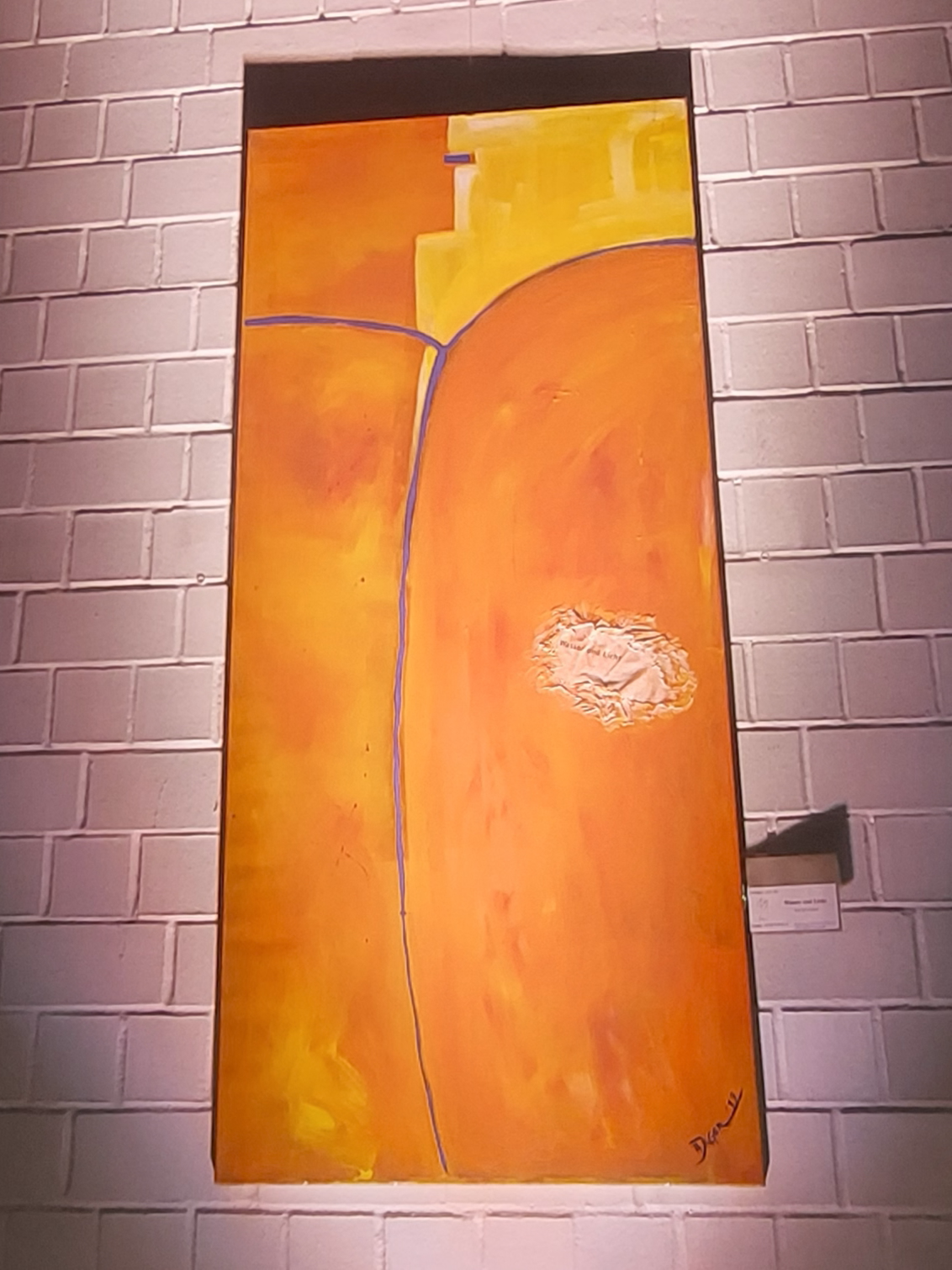 Wasser und Licht großformatige Malerei in Orange, auf einer weißen Backsteinwand, blaue Linien als Tau-Kreuz