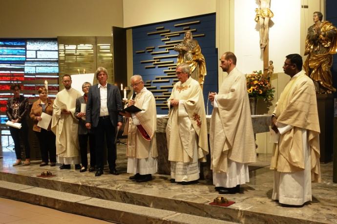 Pastoralteam Wetterau-Süd (von rechts): Pater George Arul  Jeganathan, Pfr. Sebastian Goldner, Pfr. Dieter Bockholt, Diakon Diethard Fries, Past.Ref. Andreas Münster, Gem.Ref. Monika Burkard, Pfr. Stefan Oberst, Gem.Ref. Petra Bastian und Gem.Ref. Daniela Schmidt. Es fehlt krankheitsbedingt Past.Ref. Katja Vogel-Brück