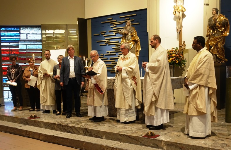 Pastoralteam Wetterau-Süd (von rechts): Pater George Arul  Jeganathan, Pfr. Sebastian Goldner, Pfr. Dieter Bockholt, Diakon Diethard Fries, Past.Ref. Andreas Münster, Gem.Ref. Monika Burkard, Pfr. Stefan Oberst, Gem.Ref. Petra Bastian und Gem.Ref. Daniela Schmidt. Es fehlt krankheitsbedingt Past.Ref. Katja Vogel-Brück