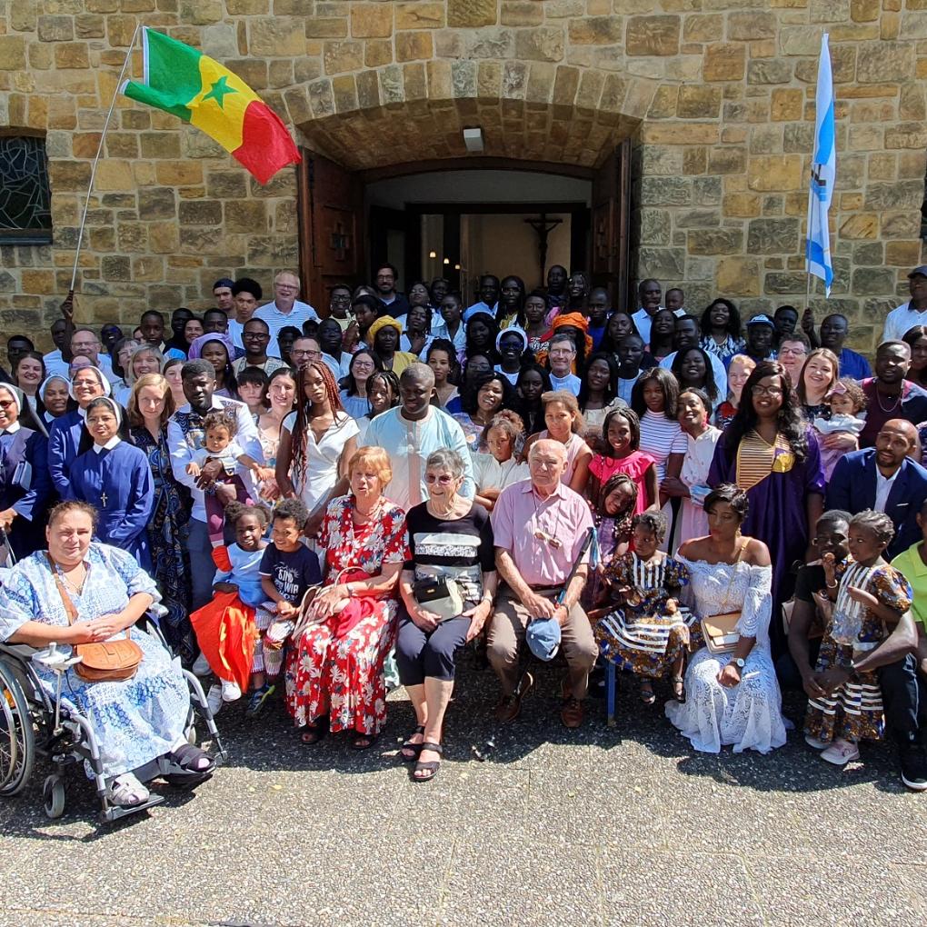 Gruppenbild mit Gottesdienstbesuchern aus Butzbach und aus dem Senegal vor der Sankt Gottfriedskirche
