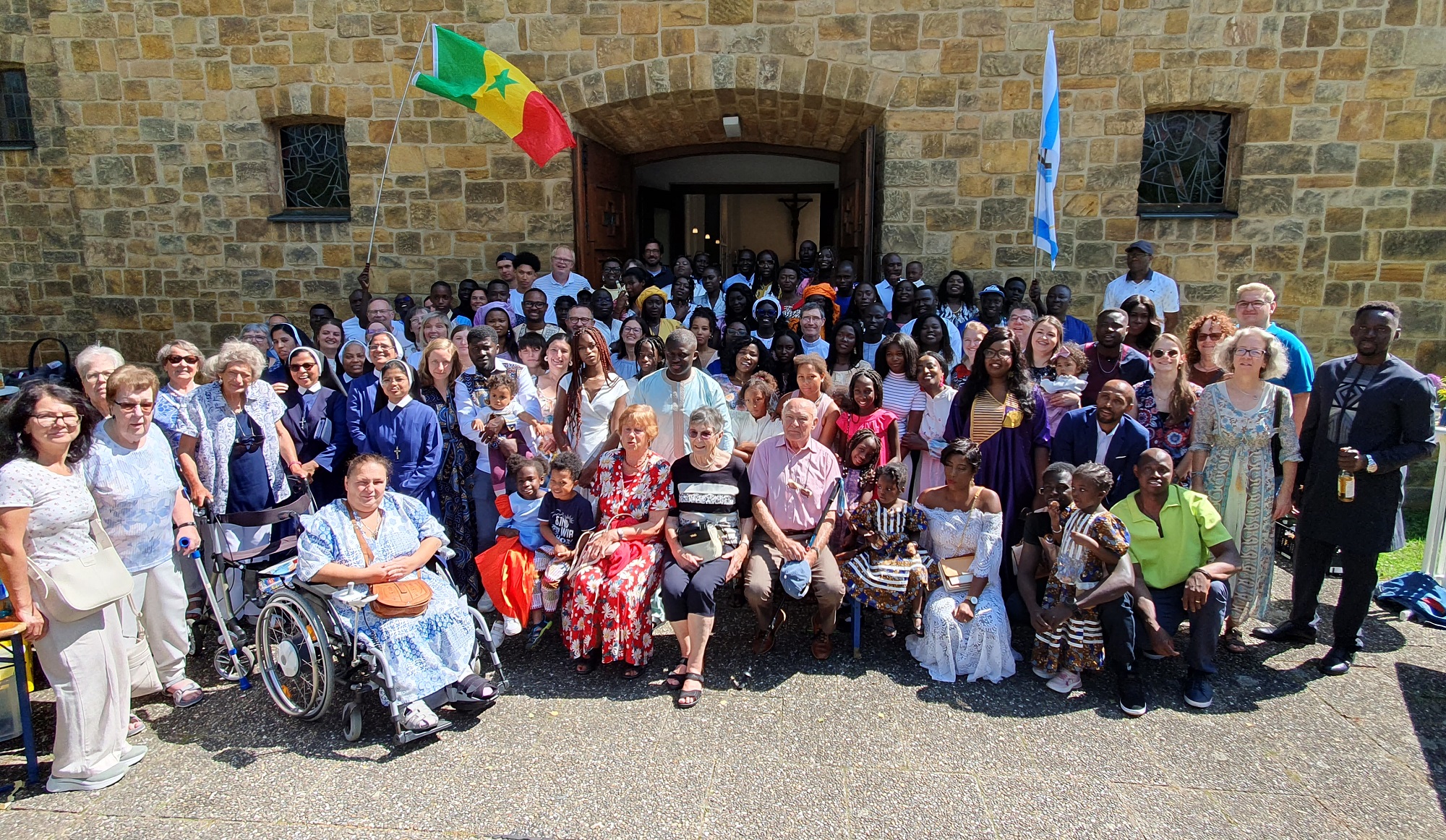 Gruppenbild mit Gottesdienstbesuchern aus Butzbach und aus dem Senegal vor der Sankt Gottfriedskirche