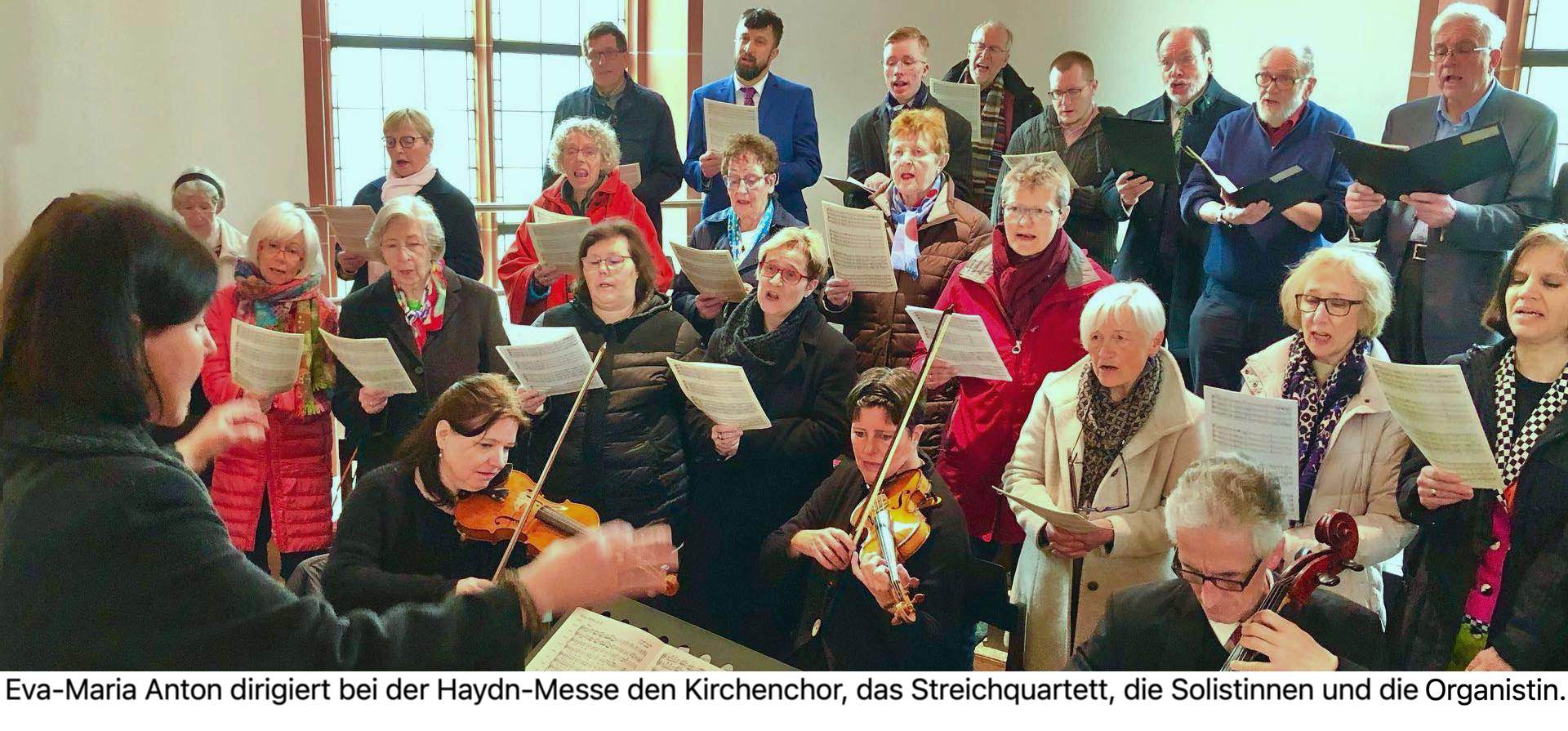 Kirchenchor Bad Nauheim, zwei Geigerinnen, ein Cellist und eine Dirigentin bei der Probe.
