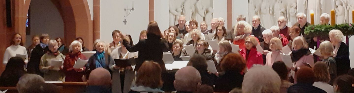 Der ökumenische Gesamtchor mit Regionalkantorin Eva Maria Anton