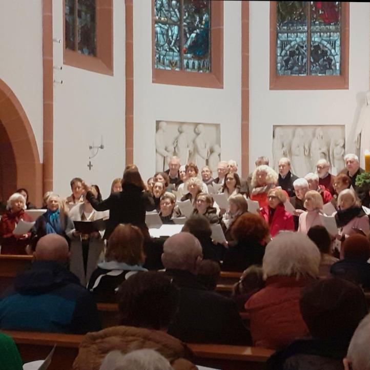 Ökumenisches Adventssingen - Blick auf den Altarraum