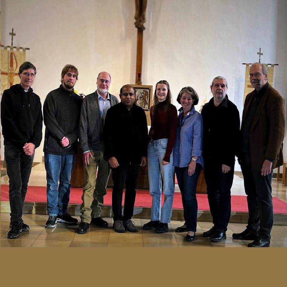Die Seelsorger der neuen Pfarrei Heiliger Bardo (v.l.n.r.): Tobias Roßbach (Pfarrer), Patrick Wach (Pfarreikoordinator), P. Georg Menke (Gefängnisseelsorge), P. Febin Francis, Talisa Philipp, Stephanie Veith, Reiner Brandbeck (Gefängnisseelsorge), Dr. Bernhard Dörr (Klinik- u. Altenheimseelsorge). Es fehlen: David J. Rühl und Richard Graubert