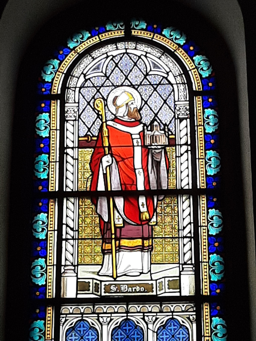 Bardo-Fenster in der Kirche Sankt Laurentius in Oppershofen.