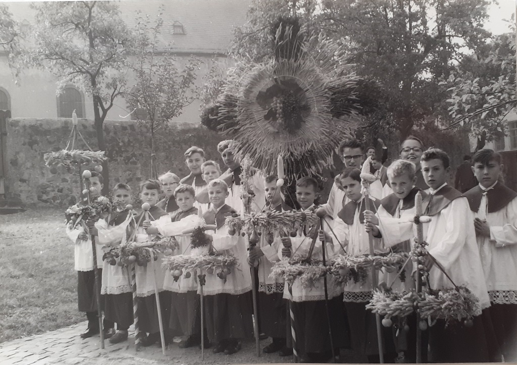 Messdienerschar in den 1950er Jahren zum Erntedankfest.