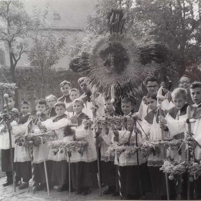 Messdienerschar in den 1950er Jahren zum Erntedankfest.