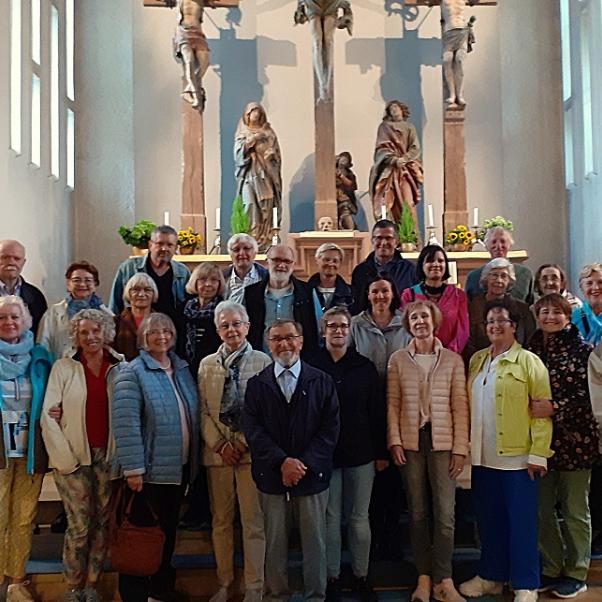 Die Reisegruppe am Altar der Wallfahrtskirche Hessenthal