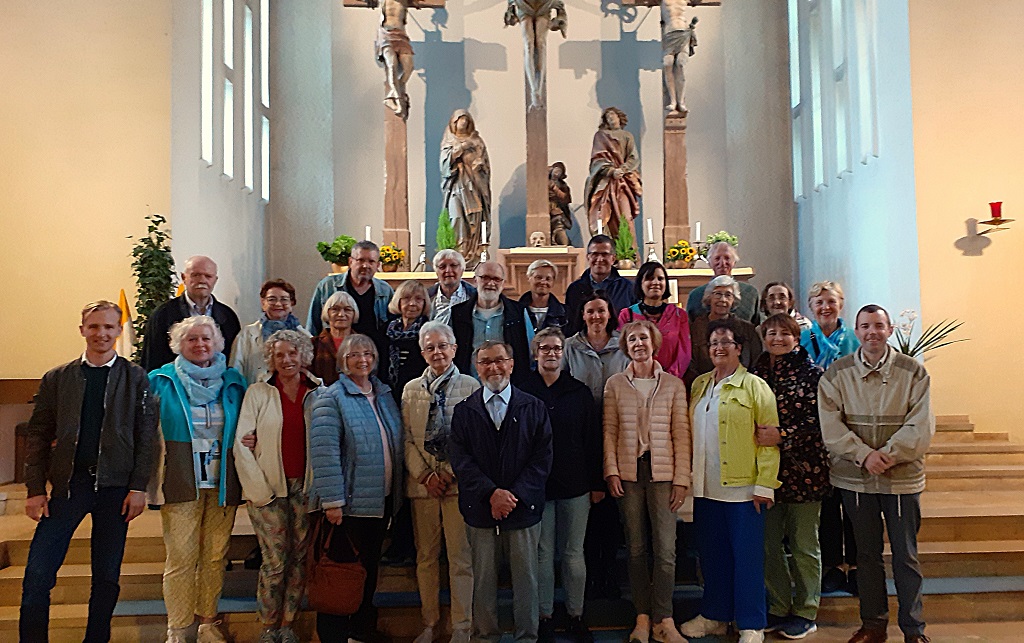 Die Reisegruppe am Altar der Wallfahrtskirche Hessenthal