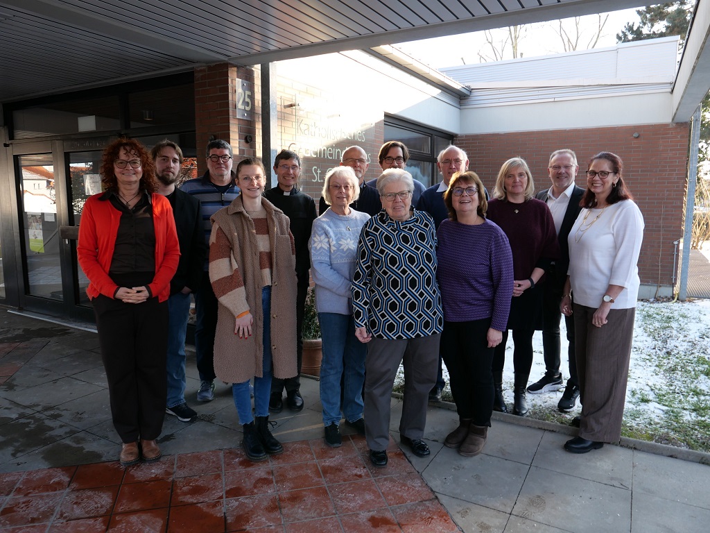 Das Seelsorgeteam von St. Gottfried verabschiedete die ehrenamtlichen Mitglieder des Pfarrgemeinde- und des Verwaltungsrats: (v.l.) Gemeindesekretärin Patricia Philipp, Gemeindereferent Patrick Wach, Peter Eichler, Gemeindereferentin Talisa Philipp, Pfarrer Tobias Roßbach, Gabriele Händel, Robert Wieschalla, Benedikt Model (hinten), Renate Schwarzer, Rudi Fischer, Bärbel Dondalski-Ehnert, Martina Jantos, Jens Drüge und Susanne Kern.