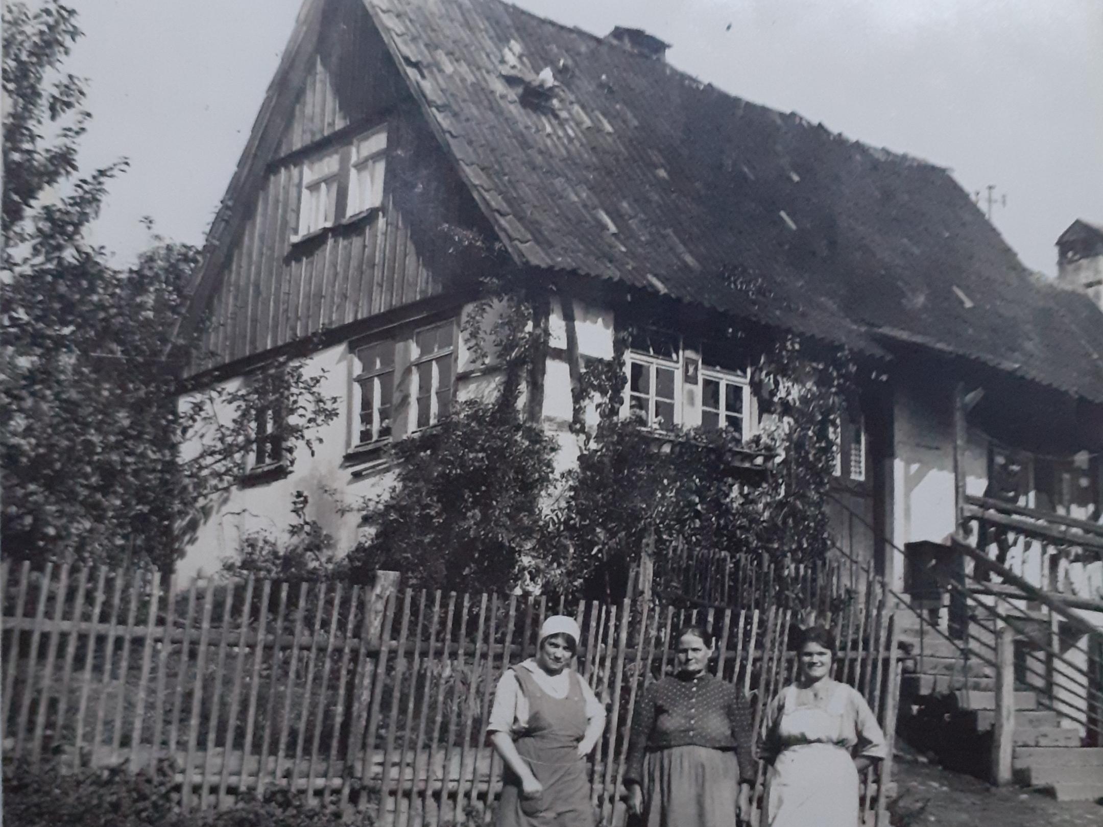 Altes Haus Familie Stühler in Premich in der Rhön (bereits abgerissen), v.l. Rosamunde, Justina (Mutter) und Anna Stühler.