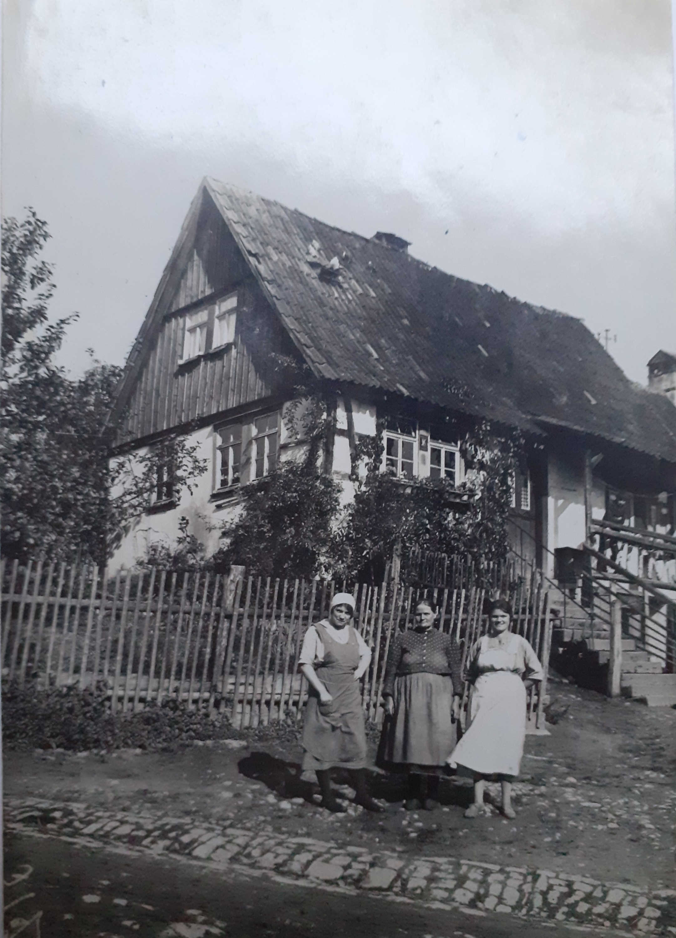 Altes Haus Familie Stühler in Premich in der Rhön (bereits abgerissen), v.l. Rosamunde, Justina (Mutter) und Anna Stühler.