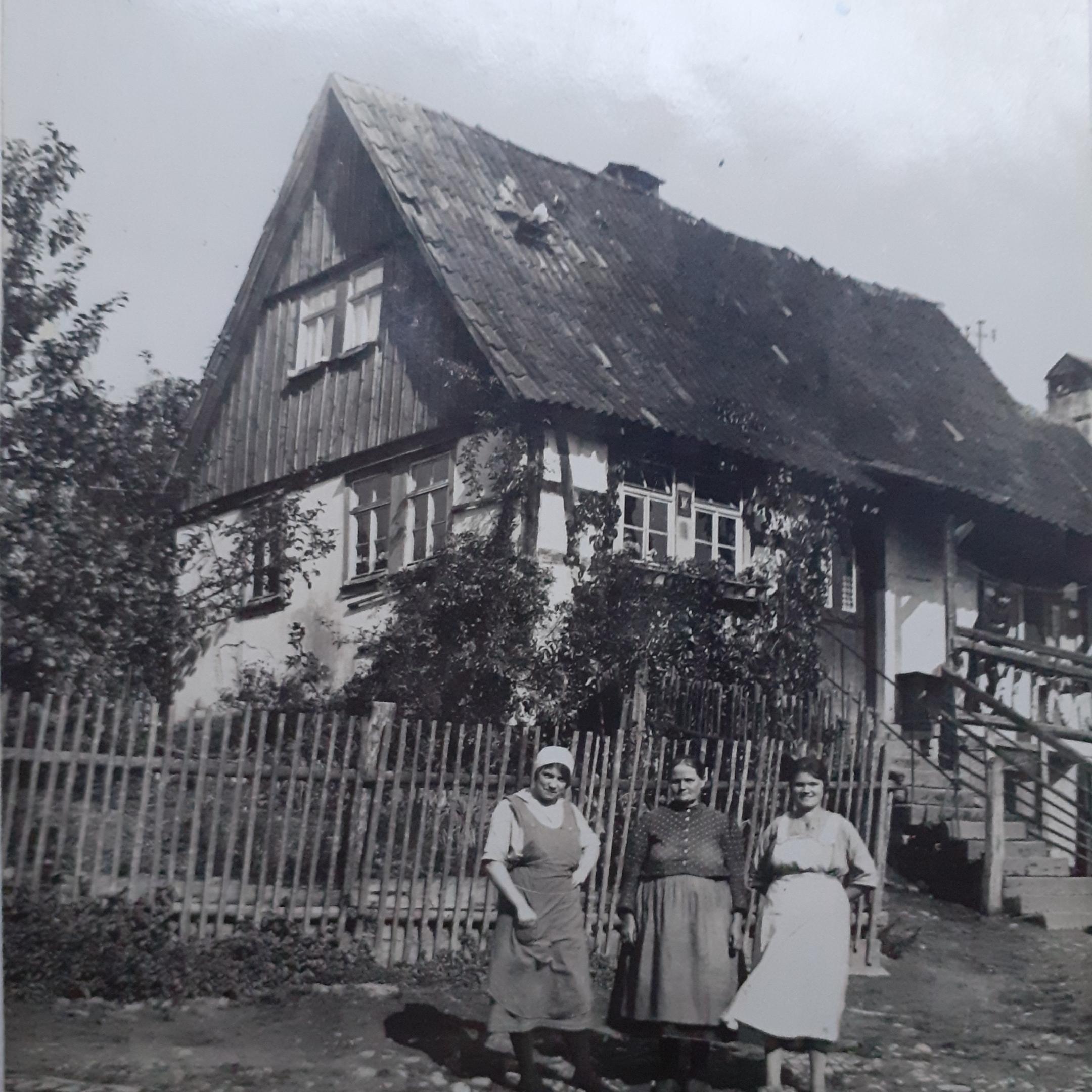 Altes Haus Familie Stühler in Premich in der Rhön (bereits abgerissen), v.l. Rosamunde, Justina (Mutter) und Anna Stühler.