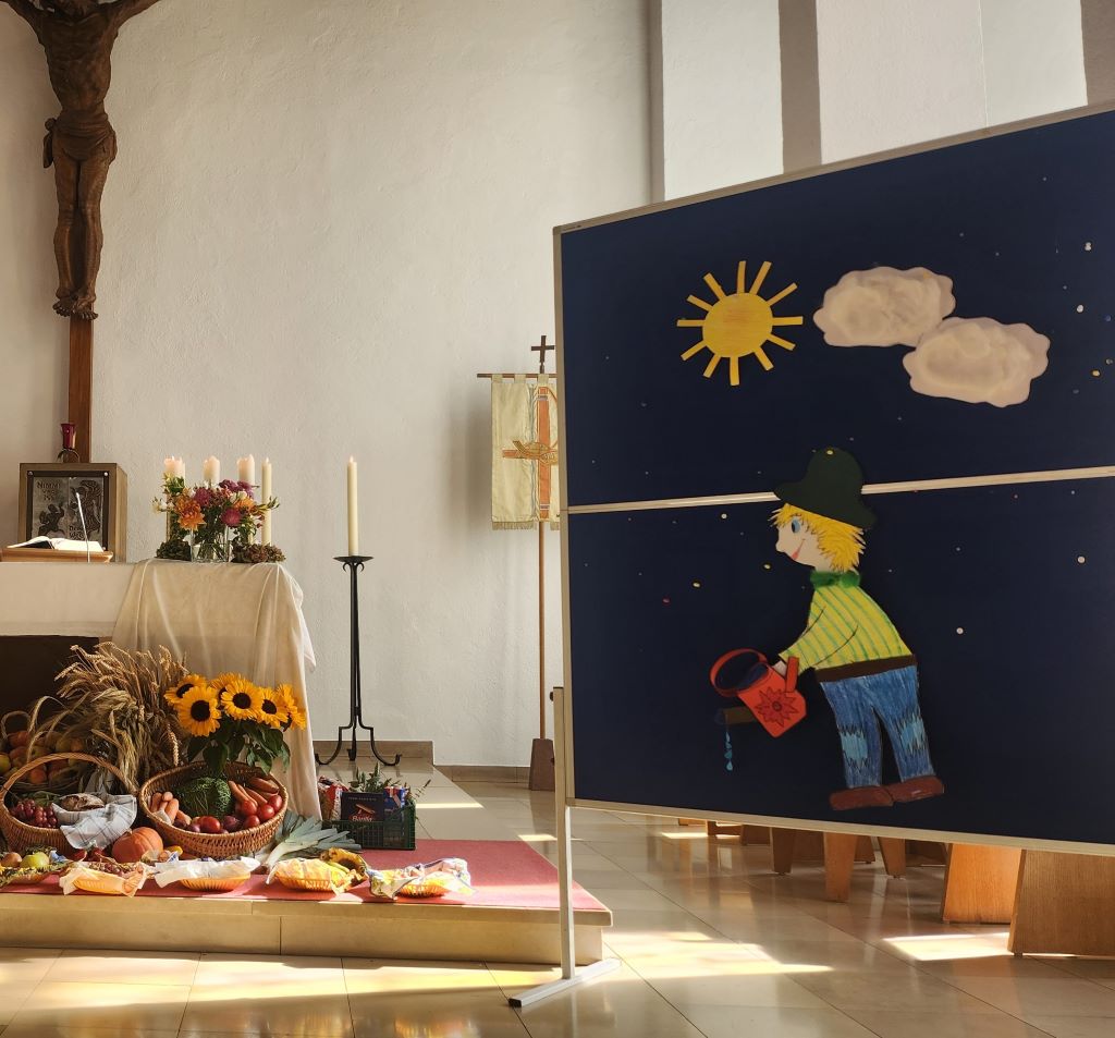Altar der St. Gottfriedskirche, geschmückt mit Erntegaben