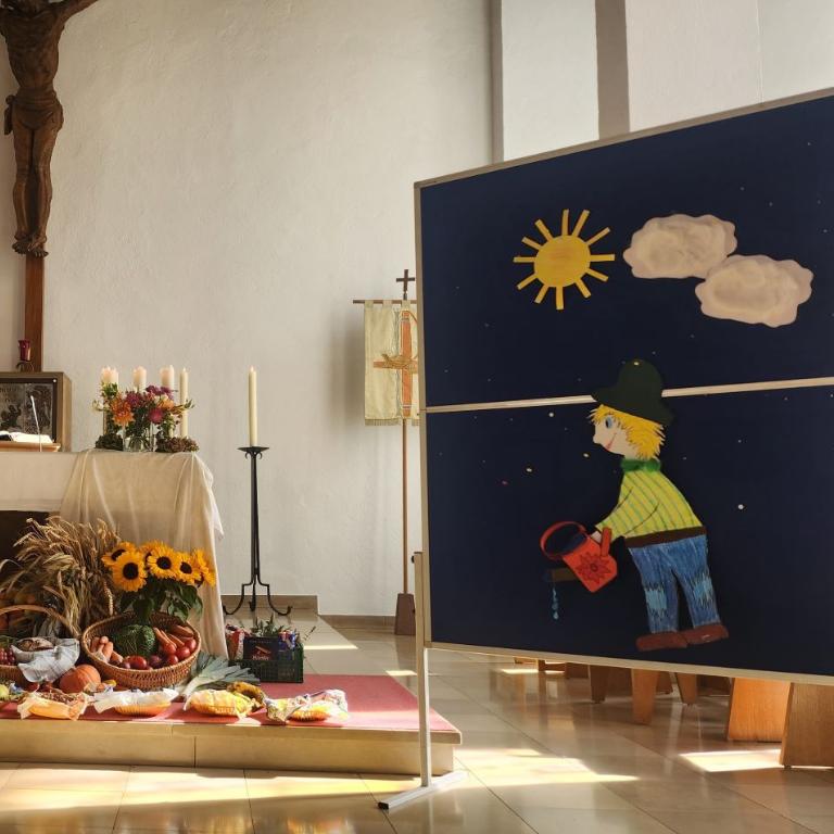 Altar der St. Gottfriedskirche, geschmückt mit Erntegaben