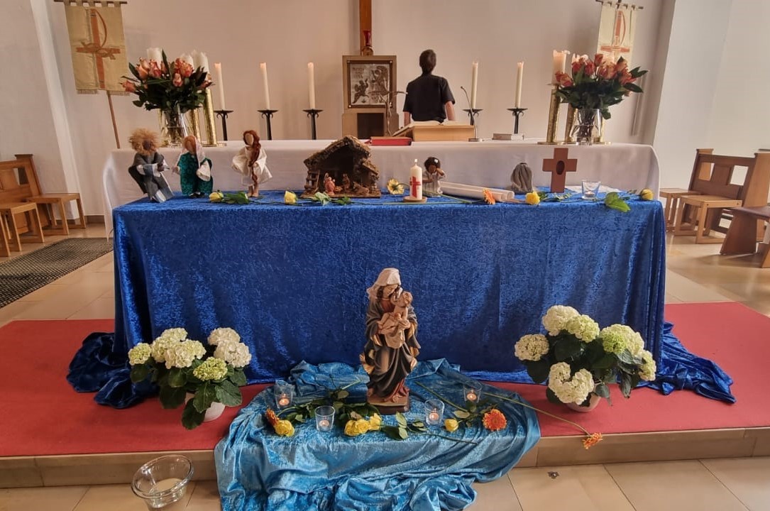 Tisch mit Symbolen, die für Stationen aus dem Leben Marias stehen.