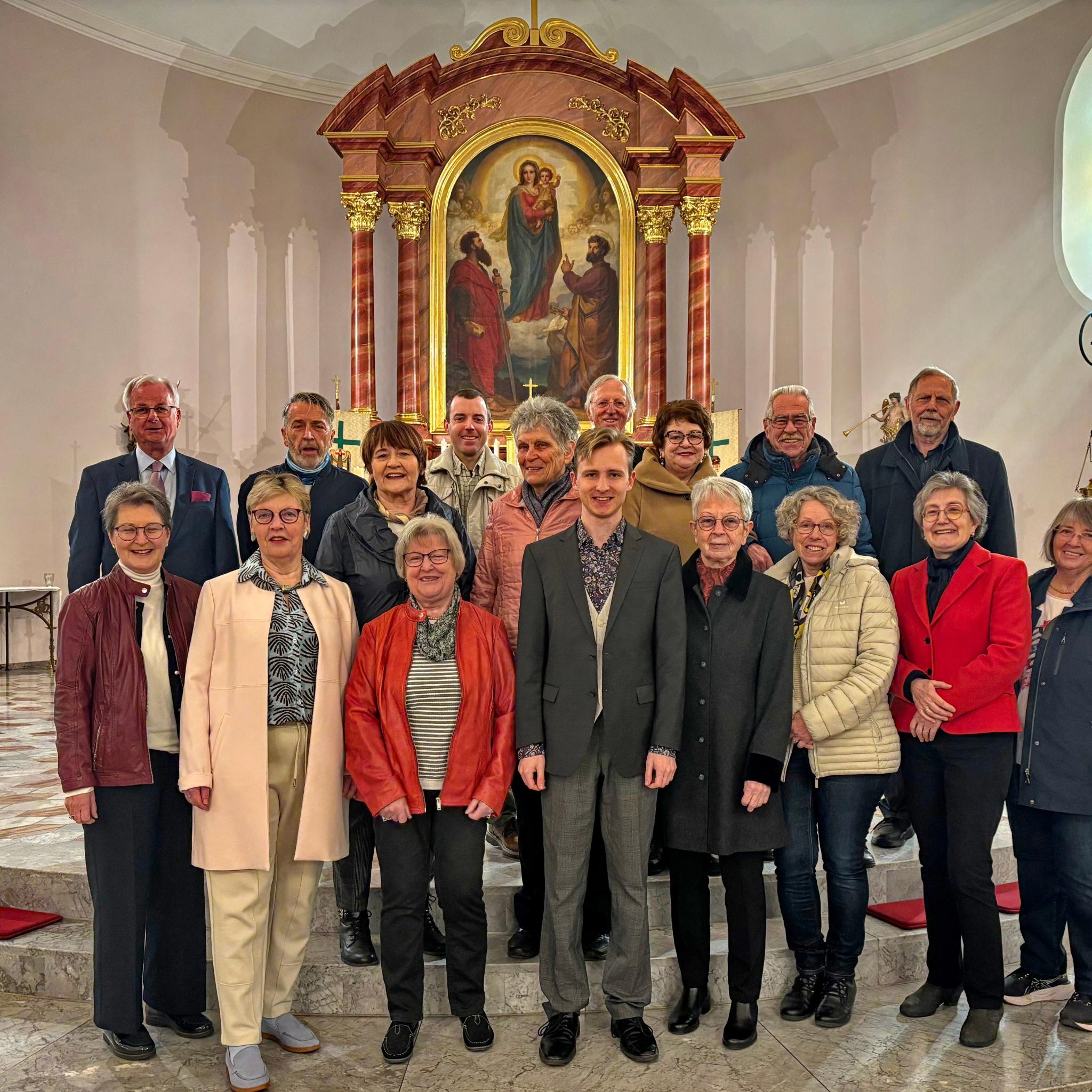 Kirchenchor St. Remigius am Altar zur Ostermesse