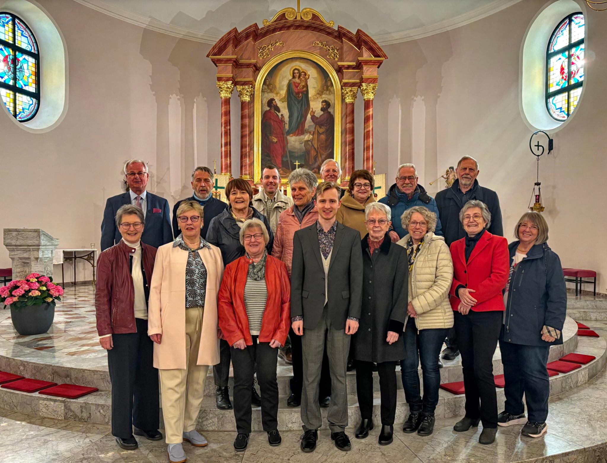 Kirchenchor St. Remigius am Altar zur Ostermesse