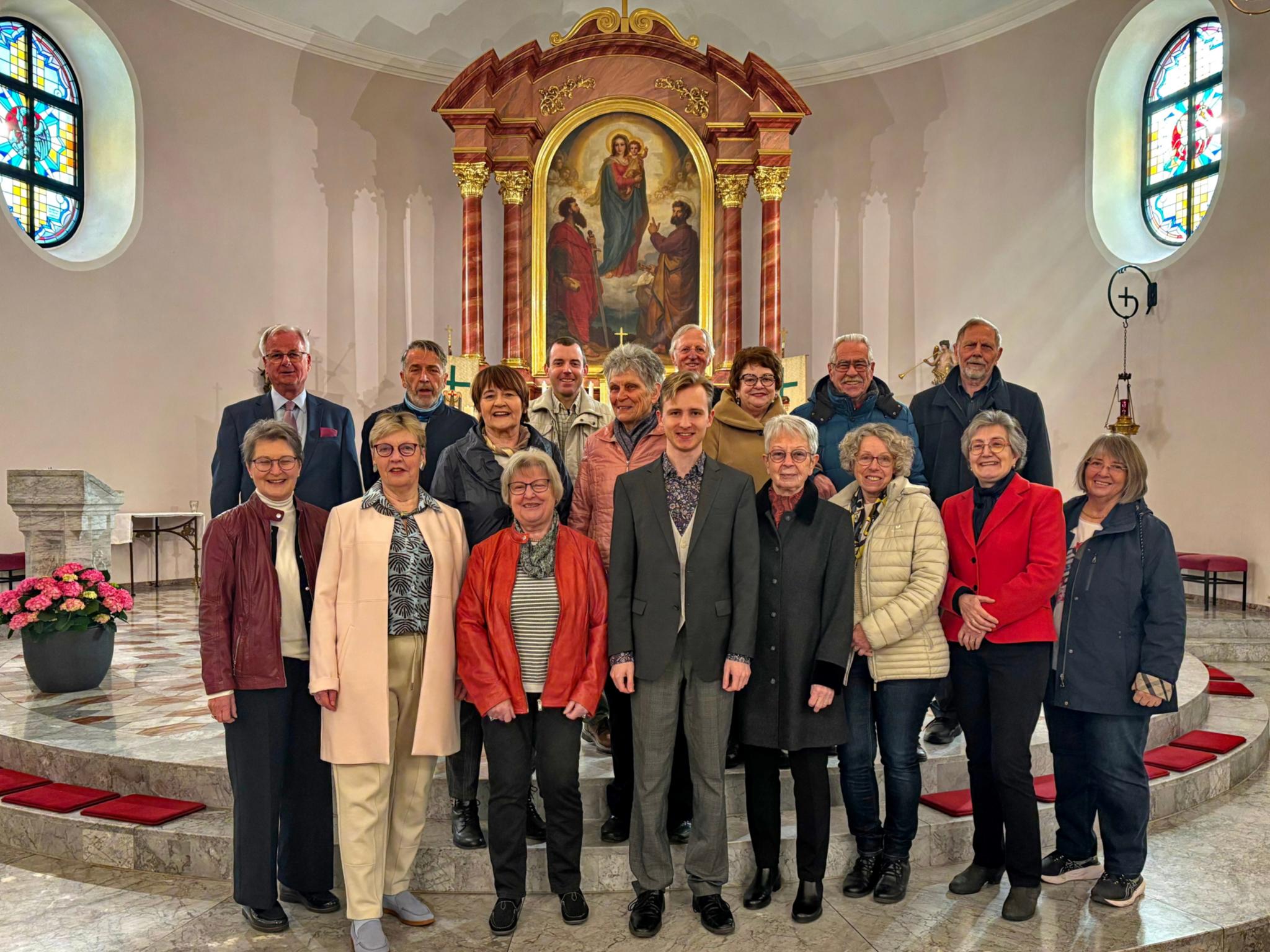 Kirchenchor St. Remigius am Altar zur Ostermesse