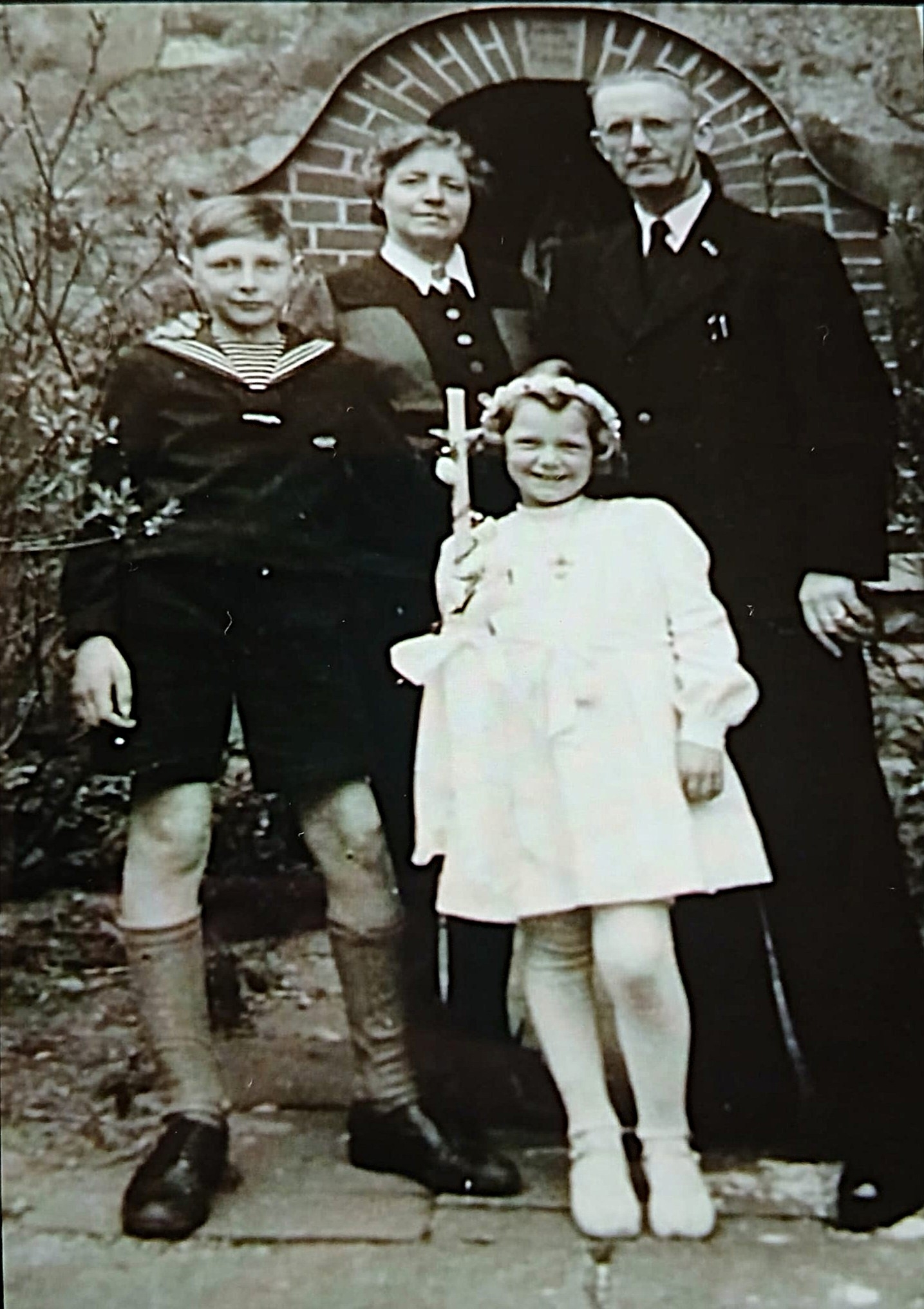 Kommunion von Inge Hoffmann mit Bruder Hans Josef und den Eltern Margarethe und Karl 1946 vor der Mariengrotte an der „St. Remigius“ Kirche,