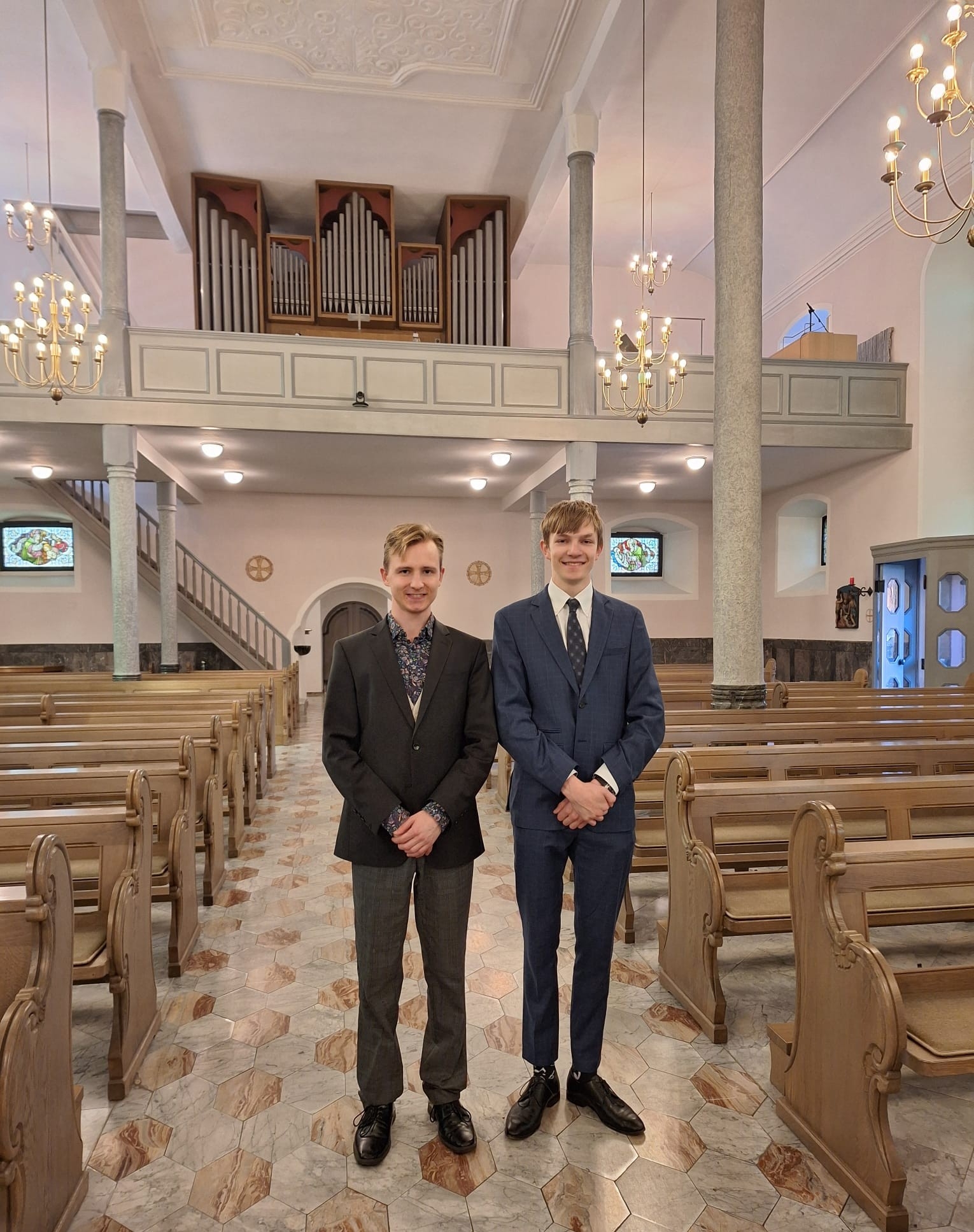 Chorleiter Witold Tuszynski u. Organist Noah Jüngel