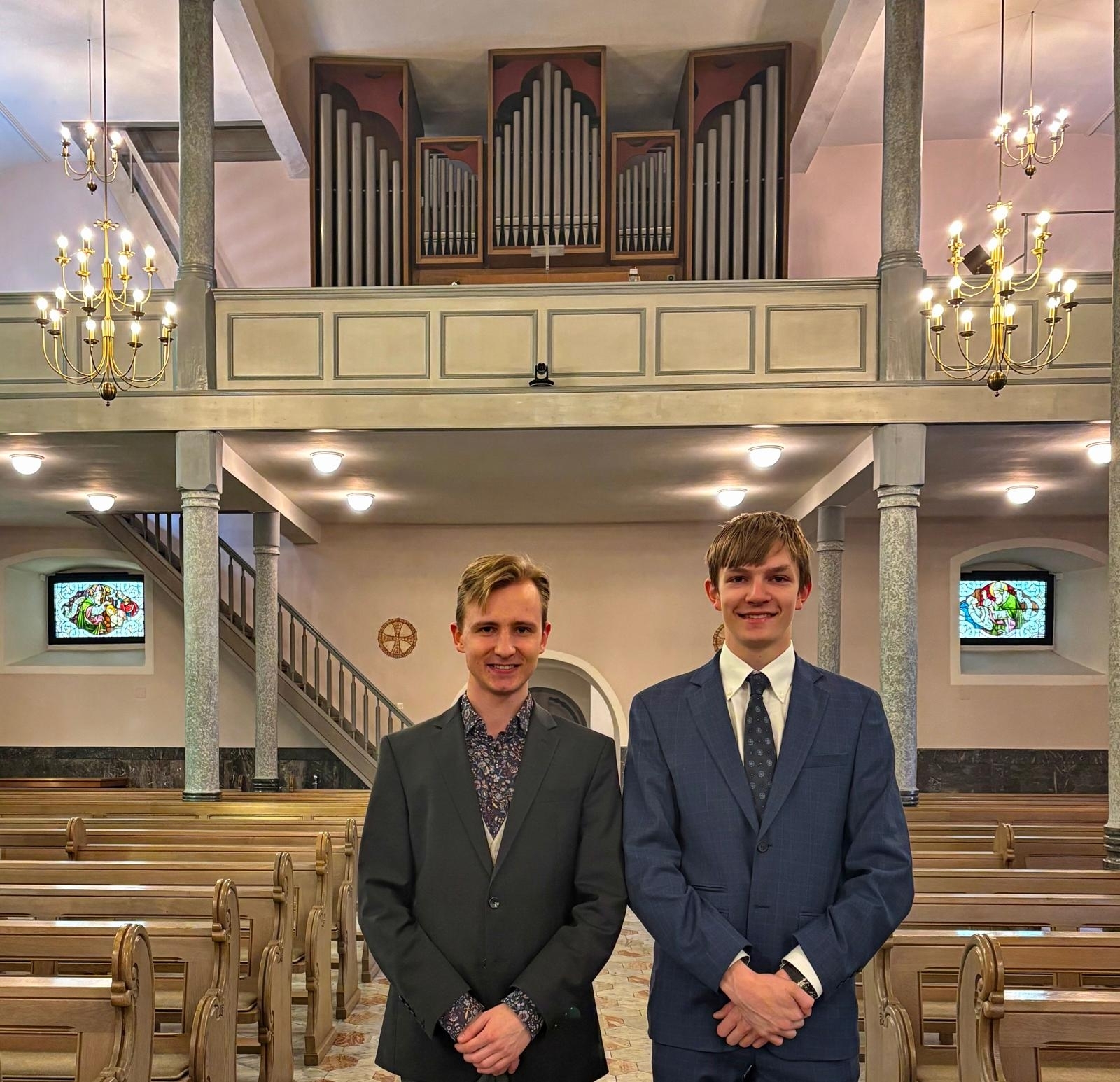 v.l. Chorleiter Witold Tuszynski u. Organist Noah Jüngel