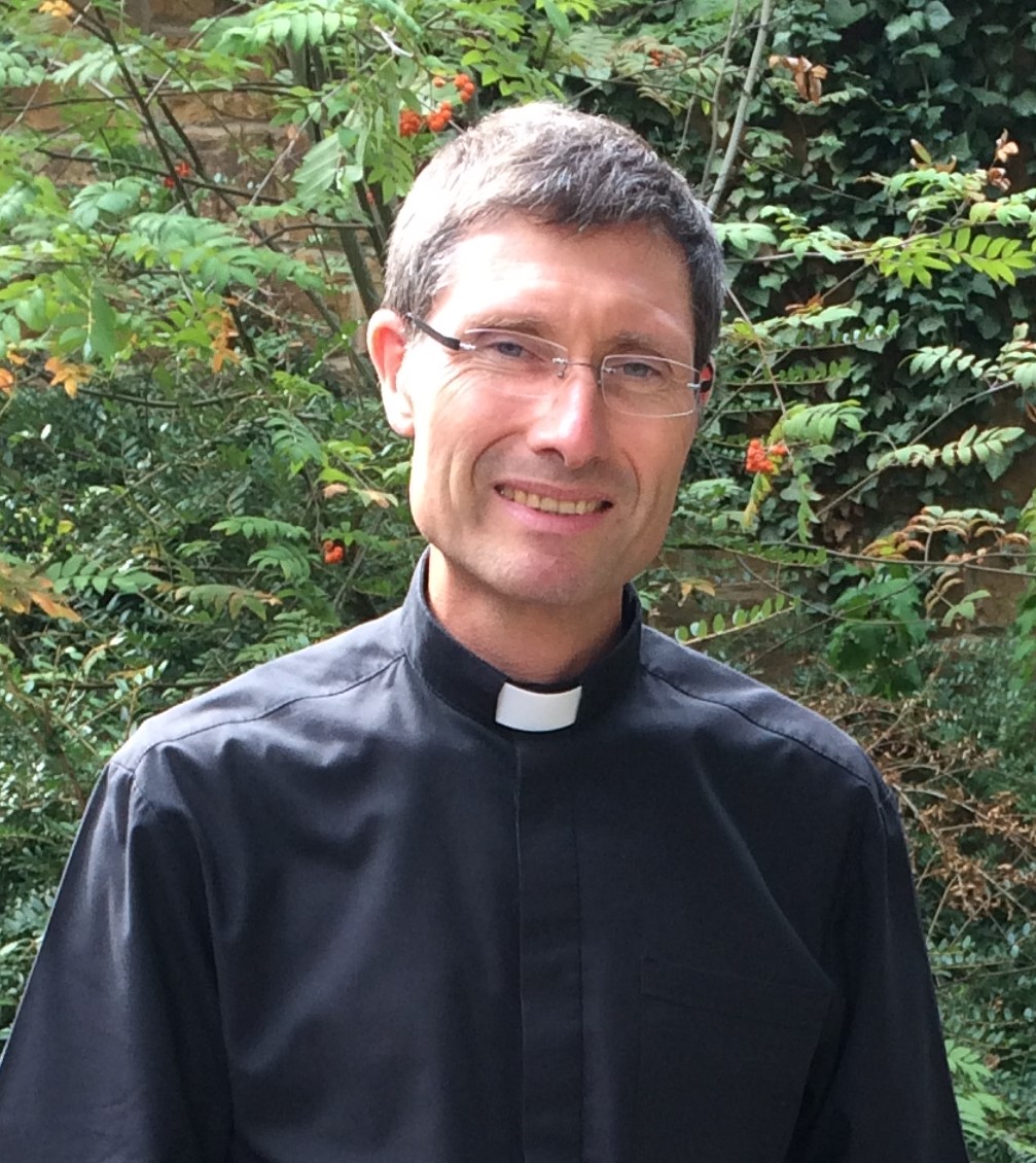 Porträtfoto von Pfarrer Tobias Roßbach