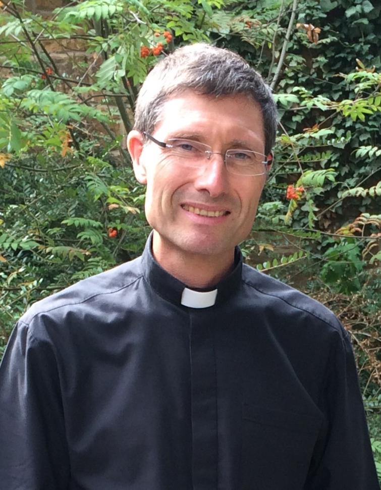 Porträtfoto von Pfarrer Tobias Roßbach