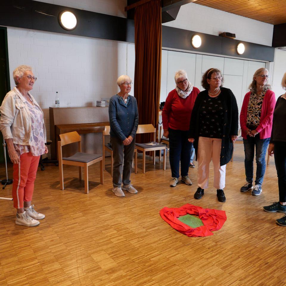 Gruppe von Frauen während eines Seminars.
