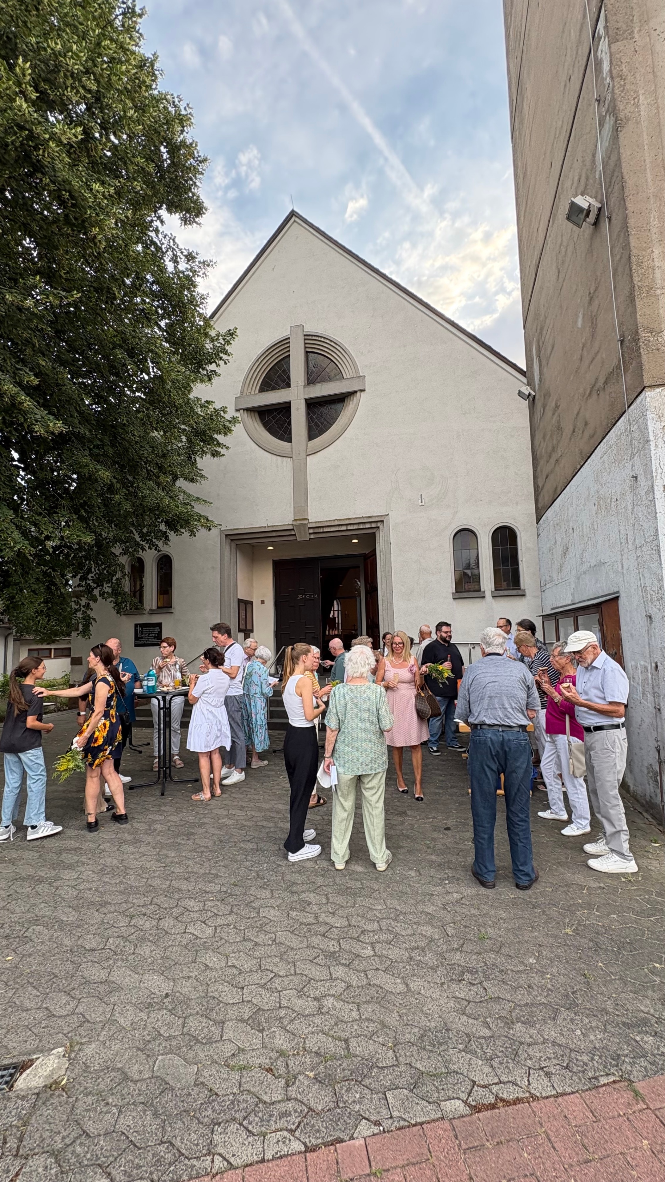 Umtrunk vor der Kirche in Gambach