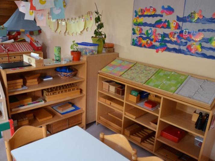 Regale mit verschiedenen Montessori-Lernmaterialien