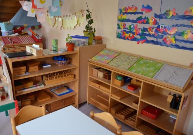 Regale mit verschiedenen Montessori-Lernmaterialien