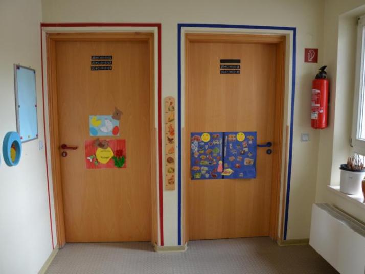 Eingang zur roten und zur blauen Gruppe im Montessori-Kinderhaus