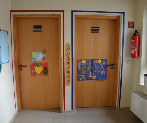 Eingang zur roten und zur blauen Gruppe im Montessori-Kinderhaus